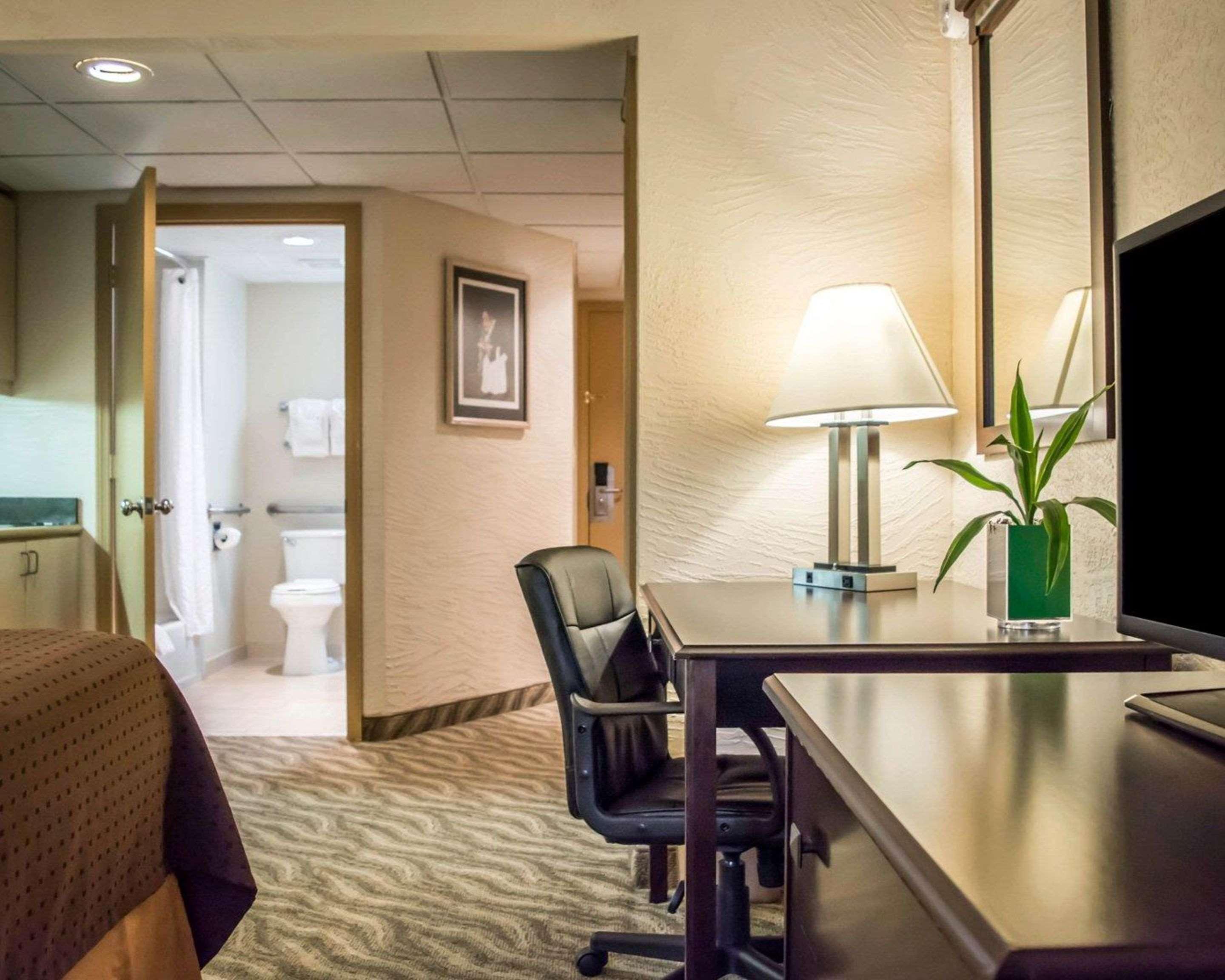 Hotel Clarion Pointe Tampa-Brandon Near Fairgrounds And Casino Mango Exterior foto